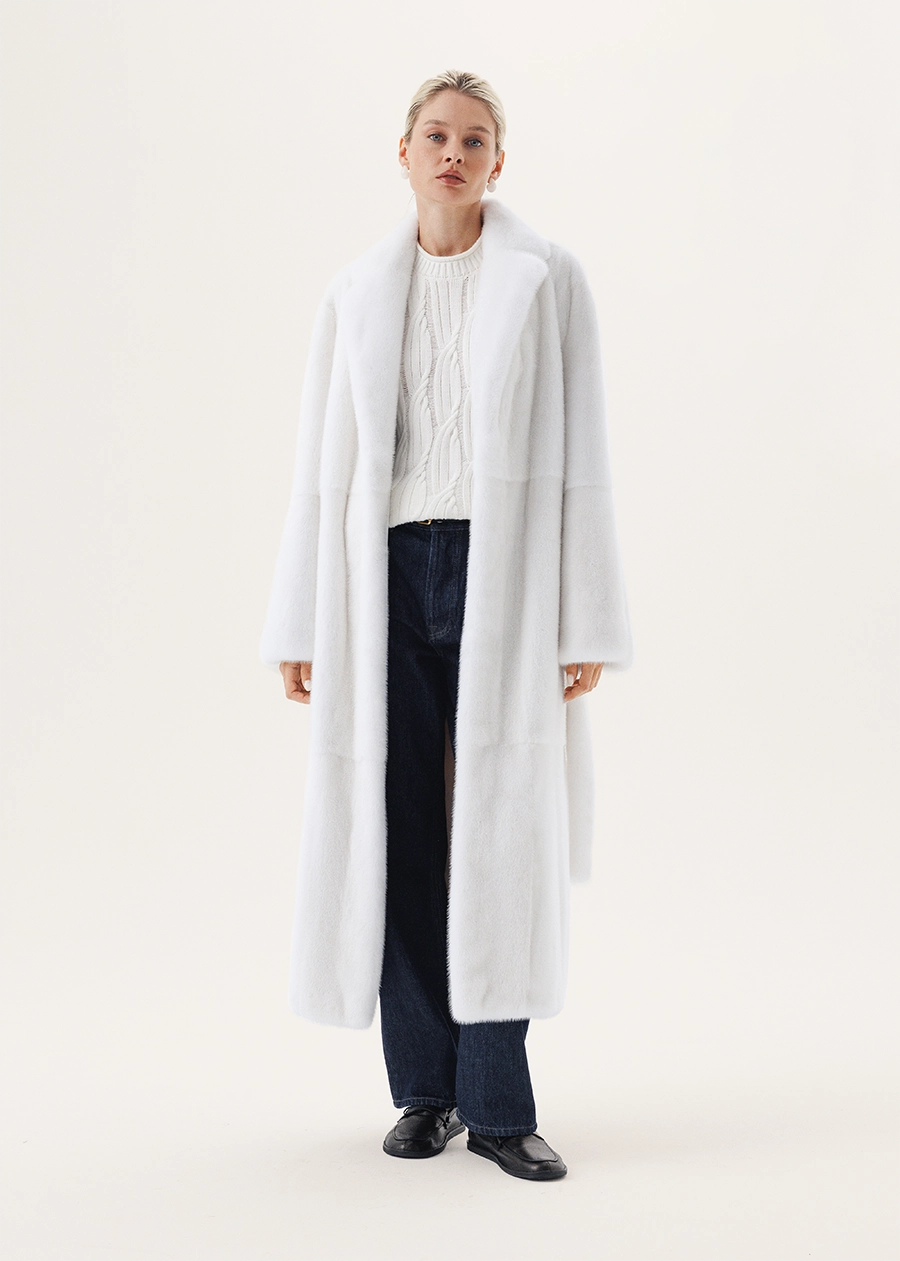 Manteau en vison d'un incroyable ton blanc cassé avec un col anglais