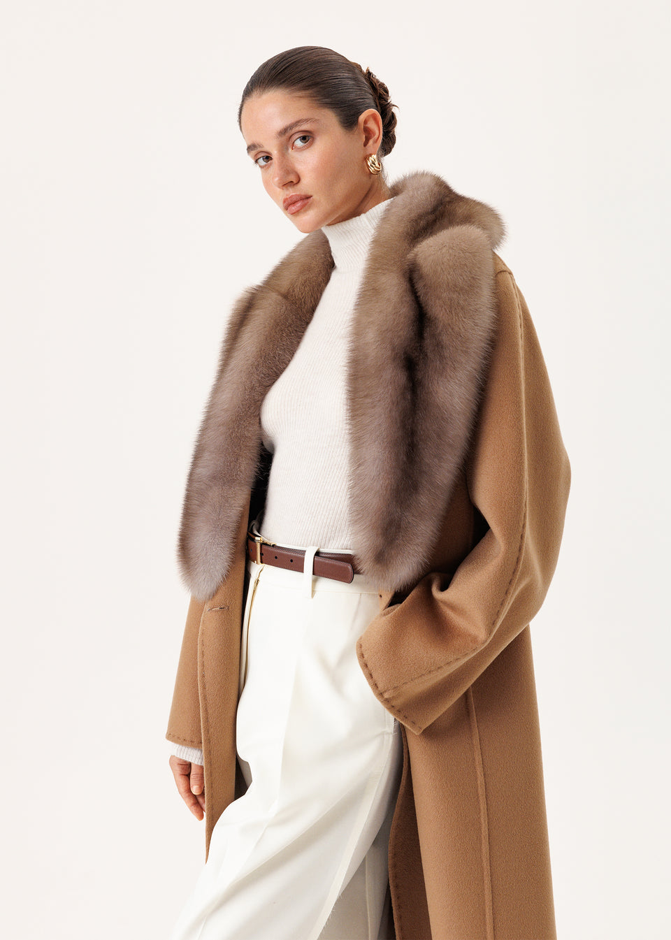 Klassischer zweireihiger Kaschmirmantel mit Zobelkragen